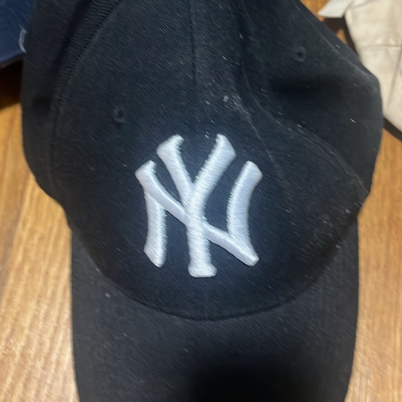 Set of five yankee baseball caps - Picture 5 of 14